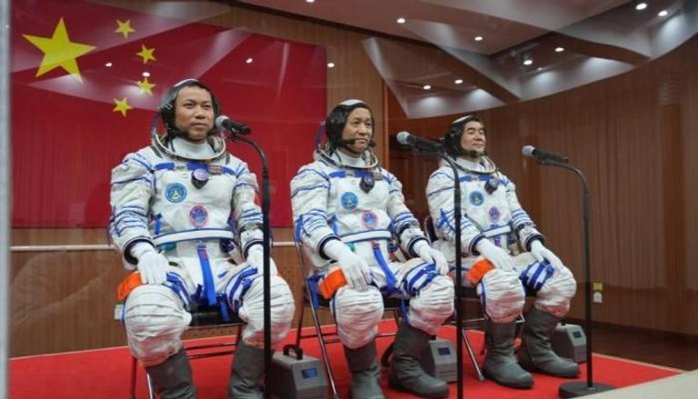رواد الفضاء قبل إقلاع مركبتهم إلى المحطة الصينية