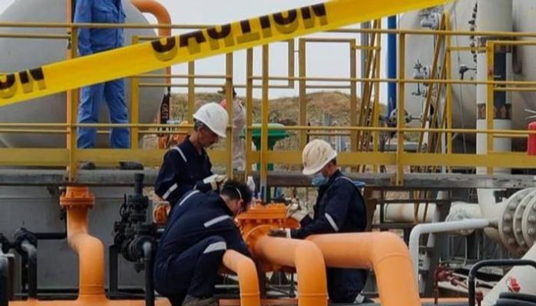 أعمال صيانة عند حقل أبو غرب النفطي جنوب العراق