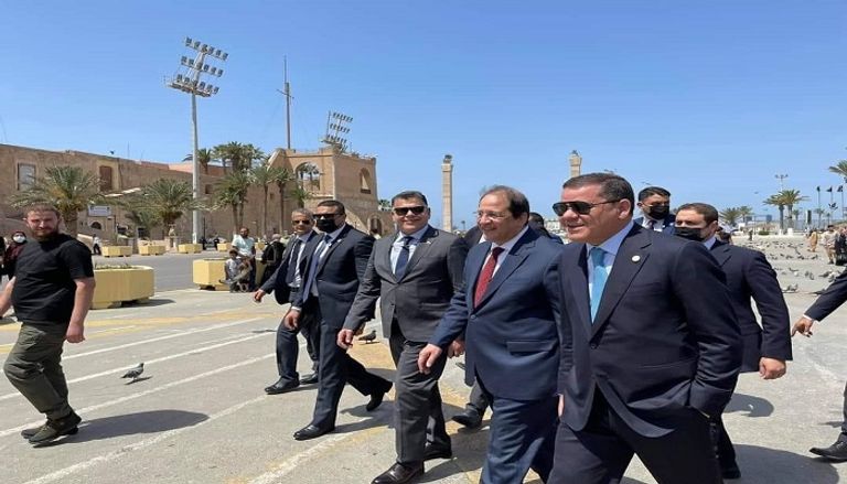 اللواء عباس كامل ورئيس الحكومة الليبية