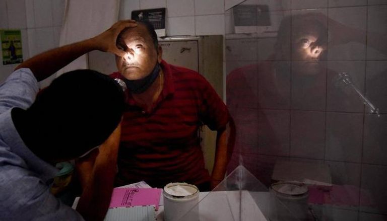 أحد المصابين بالفطر الأسود في الهند
