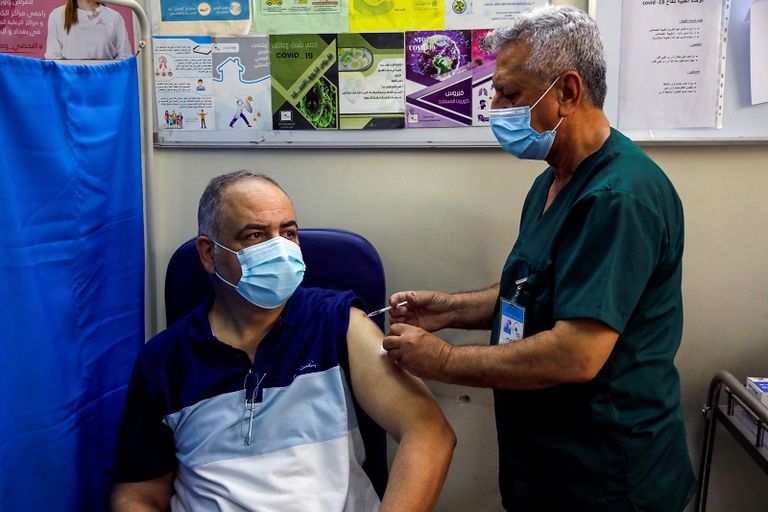 الفنانة العراقية آلاء حسين تتلقى لقاح كورونا