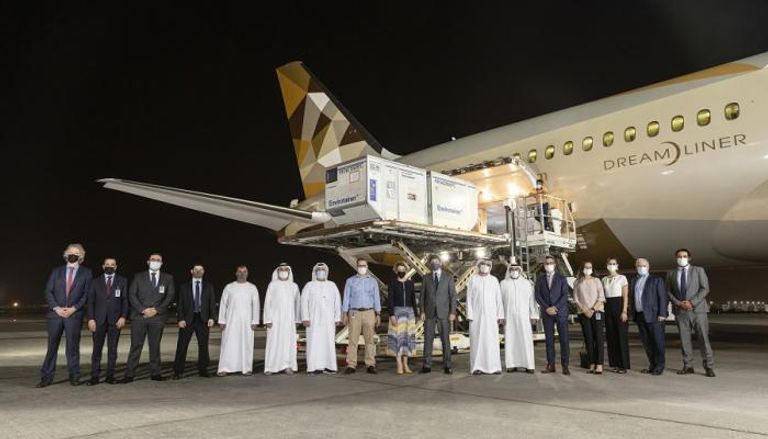 المسؤولون الإماراتيون خلال استقبال أول شحنة من الدواء الجديد لعلاج كورونا