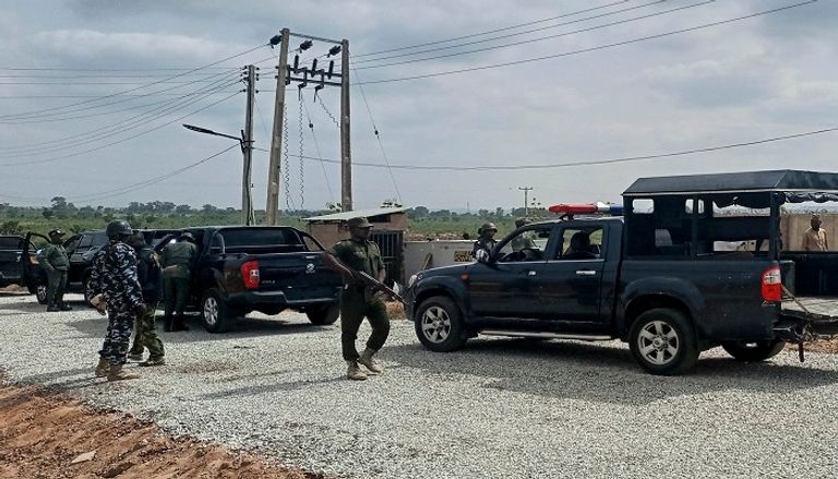 قوات الشرطة والجيش النيجيري خلال تأمين المدارس