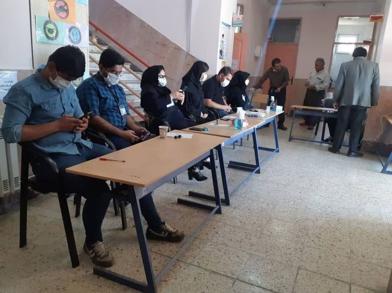 إيران تختار رئيسها وسط عزوف لافت