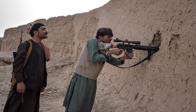 مسلحان من طالبان خلال مواجهات مع الجيش