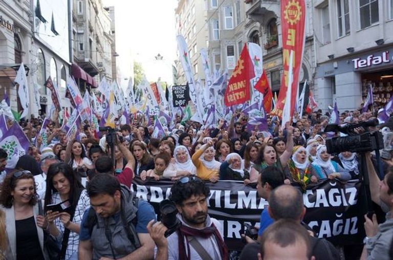 القتيلة ومقر الحزب بعد الهجوم