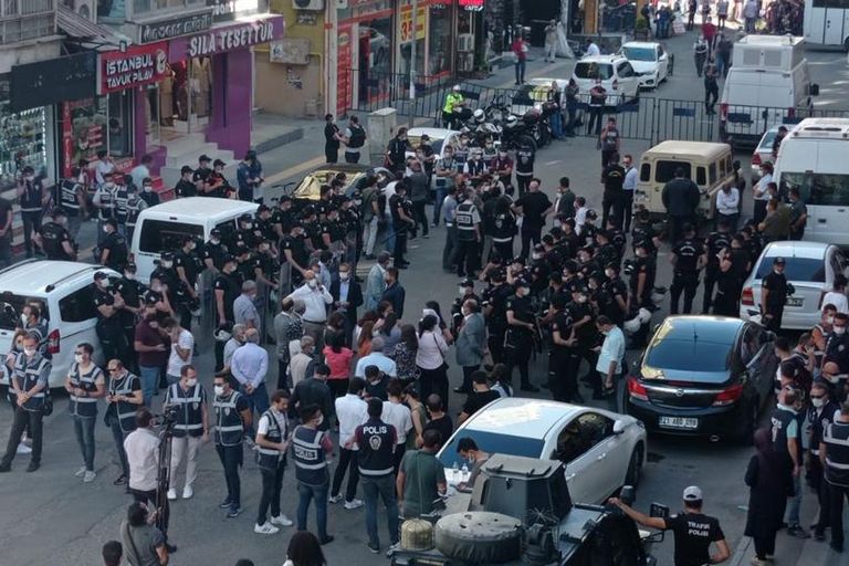 القتيلة ومقر الحزب بعد الهجوم