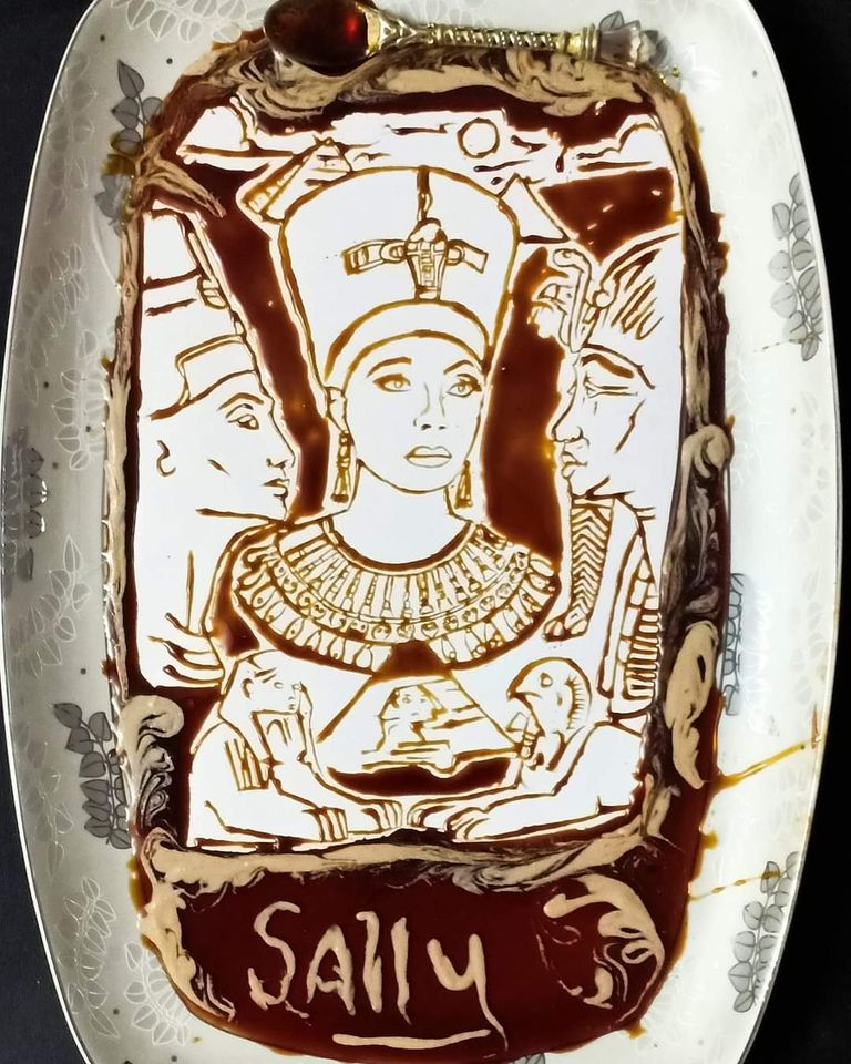 سالي مجدي مع مجموعة من الأطفال