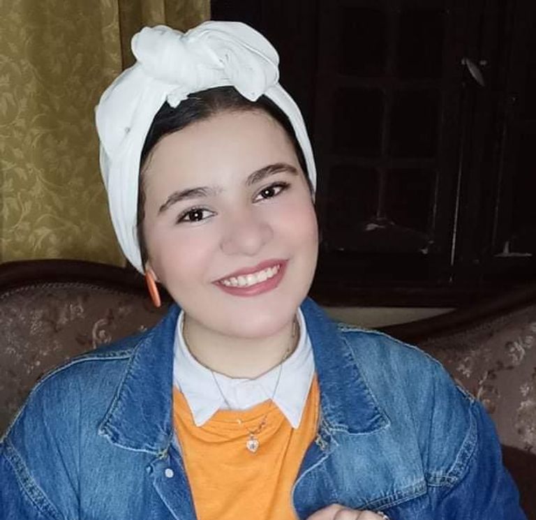 سالي مجدي مع مجموعة من الأطفال