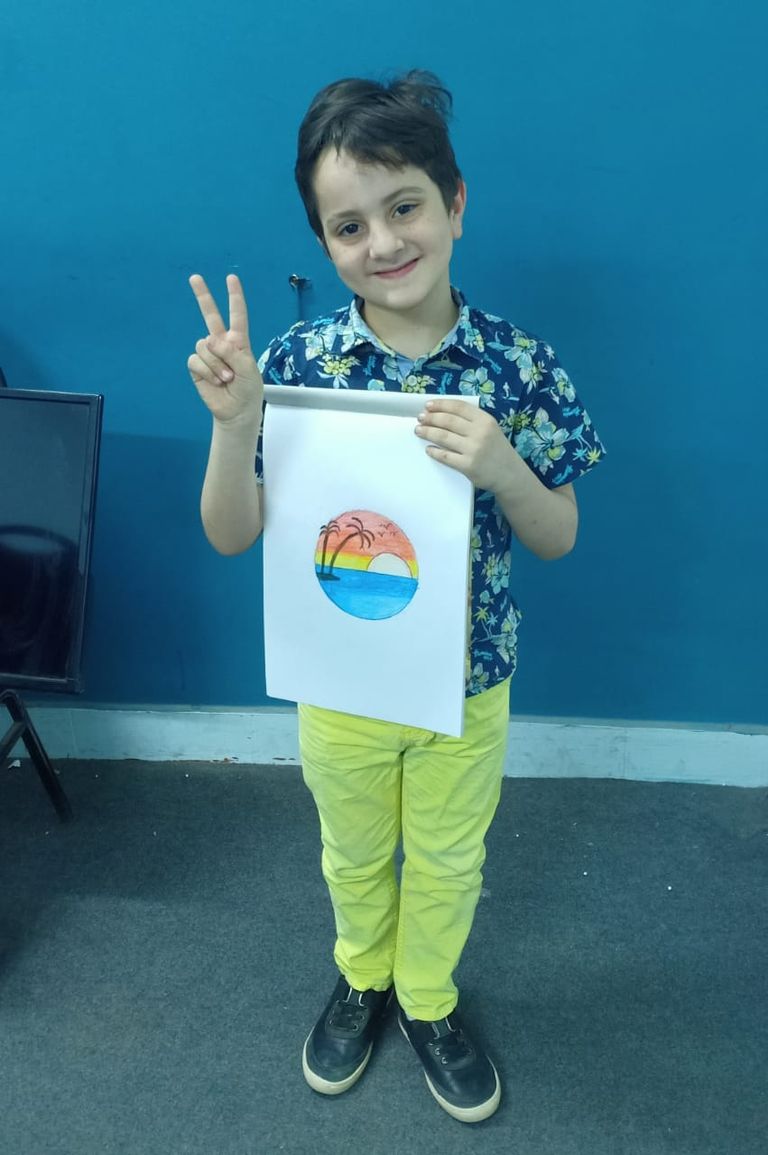 سالي مجدي مع مجموعة من الأطفال