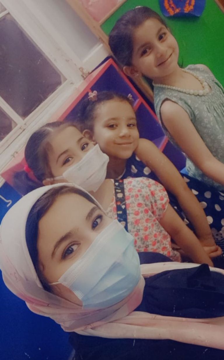 سالي مجدي مع مجموعة من الأطفال