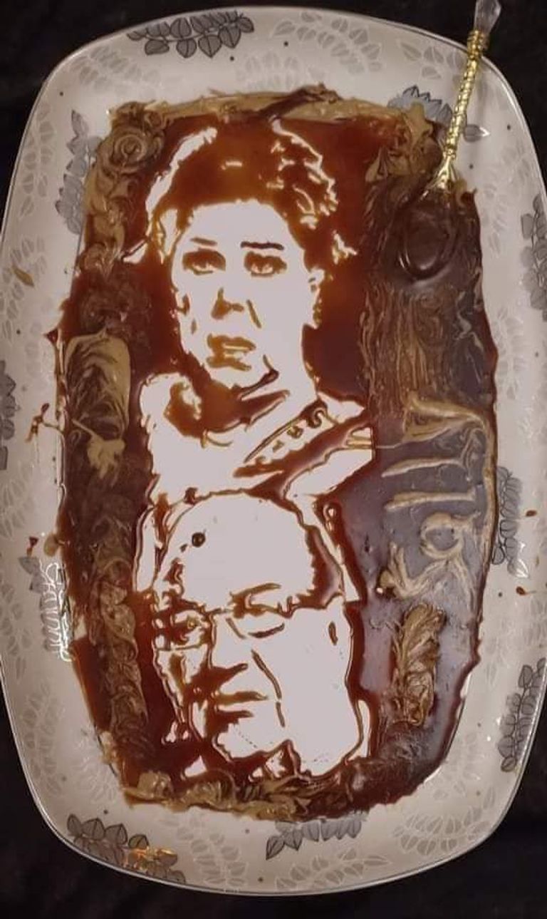 سالي مجدي مع مجموعة من الأطفال