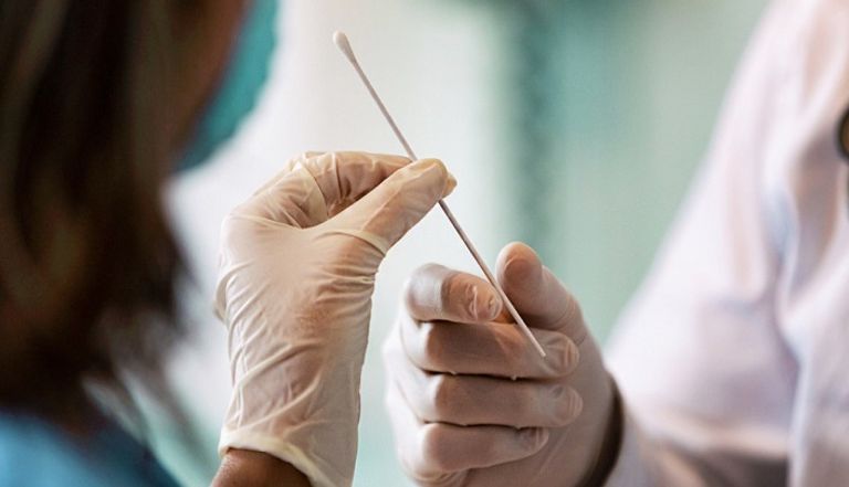 سيدة تخضع لاختبار فيروس كورونا بالهند