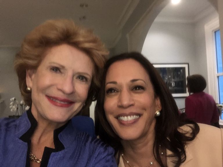 عشاء بمقر إقامة كامالا هاريس - سي إن إن