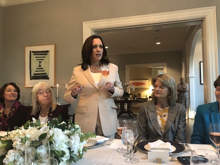 عشاء بمقر إقامة كامالا هاريس - سي إن إن