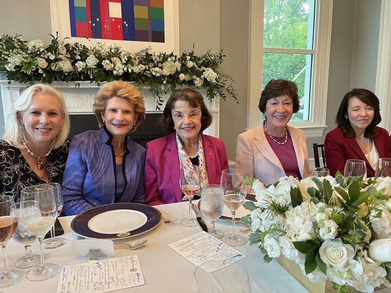 عشاء بمقر إقامة كامالا هاريس - سي إن إن