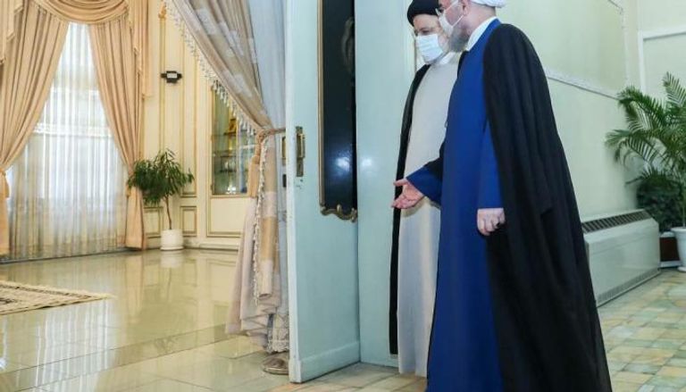 روحاني يلتقي رئيسي في مكتبه