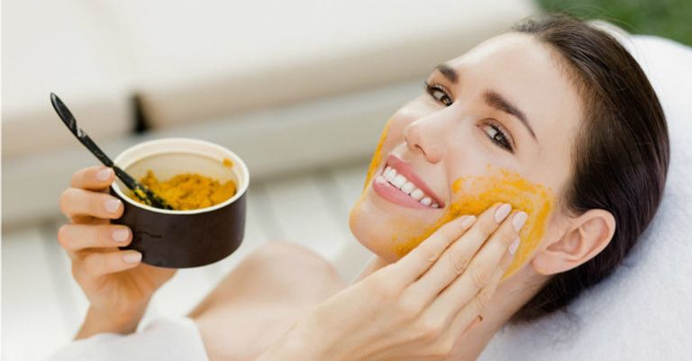 الكركم يعالج قشرة الشعر وحب الشباب