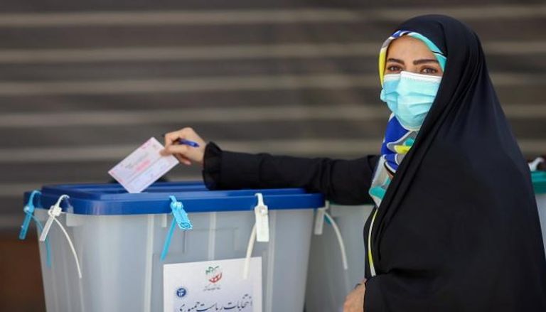إيرانية خلال تصويتها في الانتخابات الرئاسية- رويترز