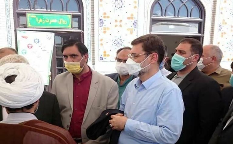 أمير حسين قاضي قبل الإدلاء بصوته المرشح المتشدد أمير حسين قاضي