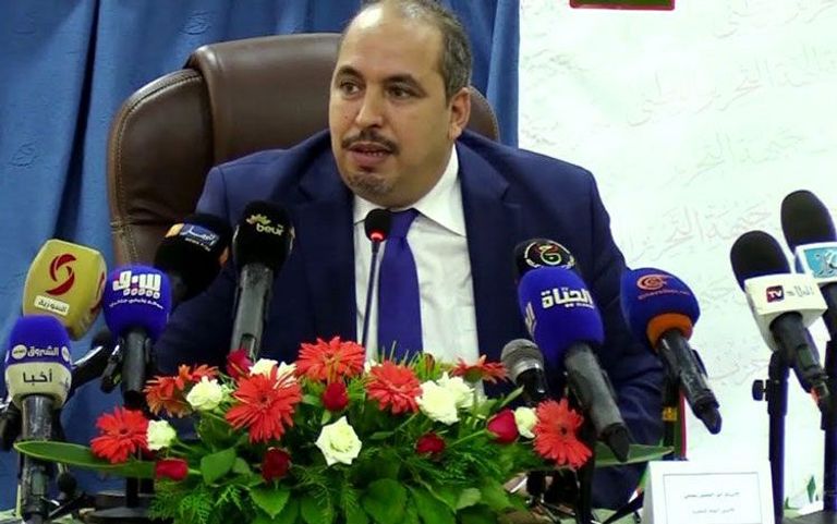 أمين عام حزب جبهة التحرير المتصدر في انتخابات الجزائر عملية فرز الأصوات بأحد مكاتب الاقتراع في انتخابات الجزائر