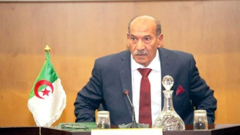 رئيس المجلس الدستوري الجزائري عملية فرز الأصوات بأحد مكاتب الاقتراع في انتخابات الجزائر