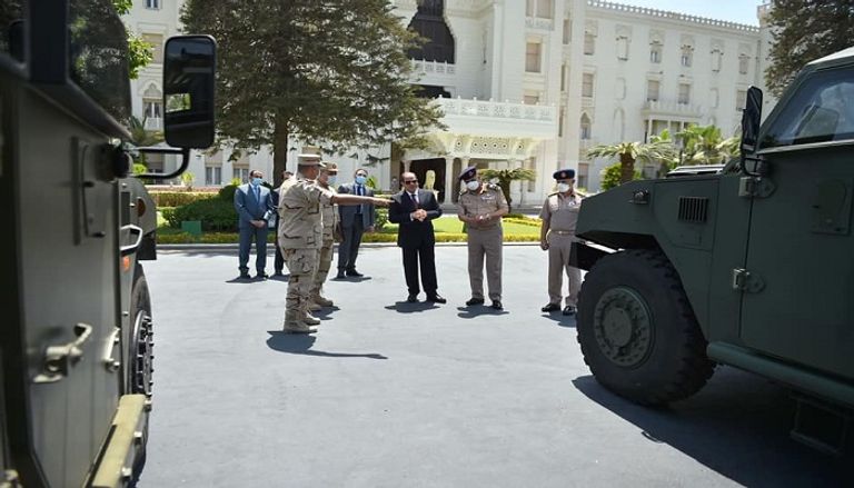 الرئيس المصري خلال تفقد المركبات متعددة المهام