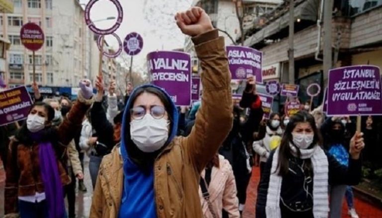 جانب من المسيرة النسائية في إسطنبول