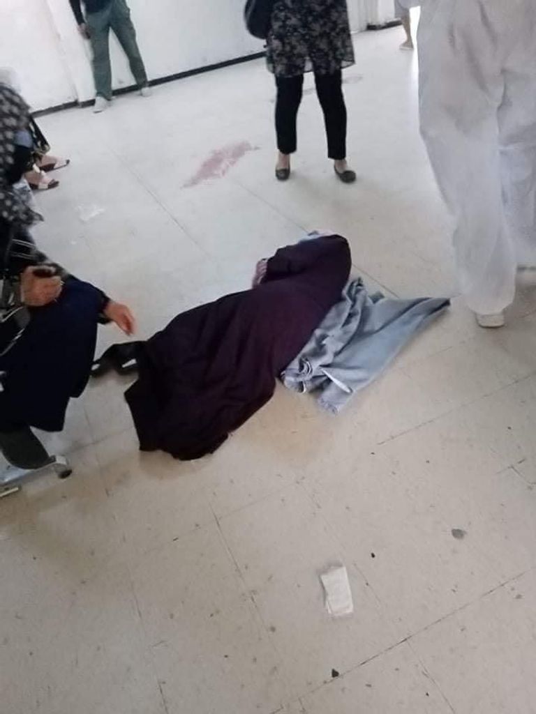 متظاهر تونسي يحمل علم بلاده أمام نعش احتجاجا على تردي الوضع الصحي