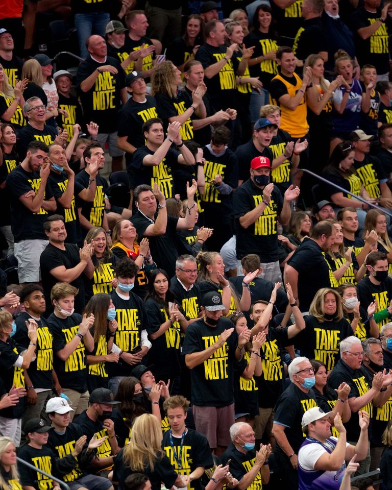 من مباراة لوس أنجلوس كليبرز ويوتا جاز من مباراة لوس أنجلوس كليبرز ويوتا جاز