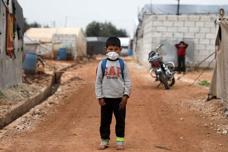 عدد من النازحين يفترشون الأرض ينتظرون معرفة مصيرهم