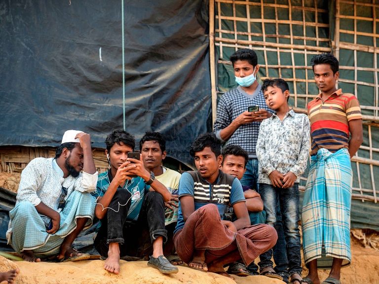 عدد من النازحين يفترشون الأرض ينتظرون معرفة مصيرهم