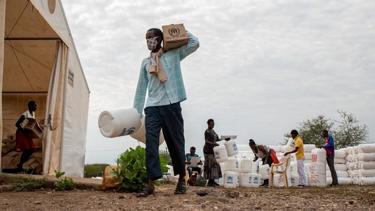 عدد من النازحين يفترشون الأرض ينتظرون معرفة مصيرهم