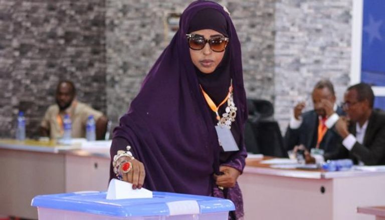 صومالية تدلي بصوتها في انتخابات سابقة- الفرنسية