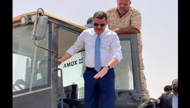 رئيس الحكومة الليبية يقود جرافة لفتح الطريق الساحلي