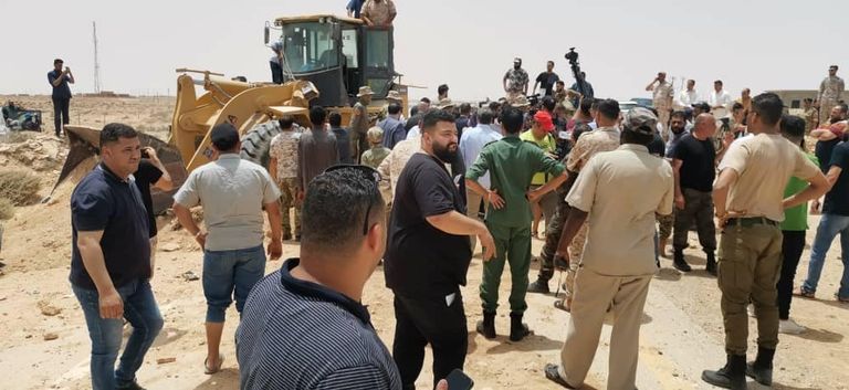 رئيس الحكومة الليبية يقود جرافة لفتح الطريق الساحلي