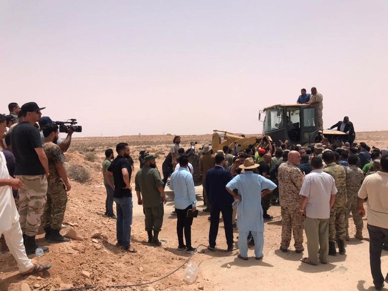 رئيس الحكومة الليبية يقود جرافة لفتح الطريق الساحلي