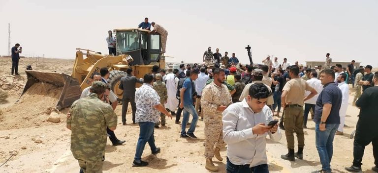 رئيس الحكومة الليبية يقود جرافة لفتح الطريق الساحلي