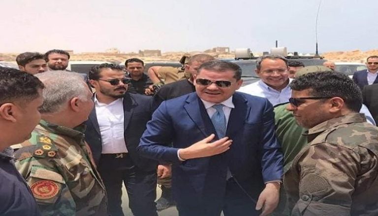رئيس الحكومة الليبية خلال إعلانه فتح الطريق الساحلي