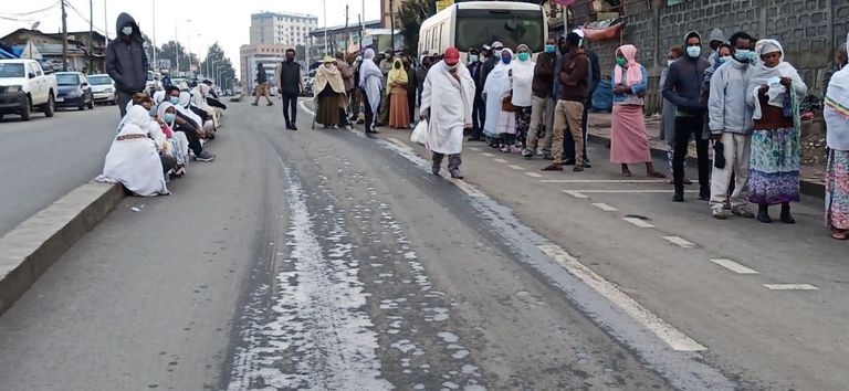 ناخبون يصطفون أمام مراكز الاقتراع في إثيوبيا