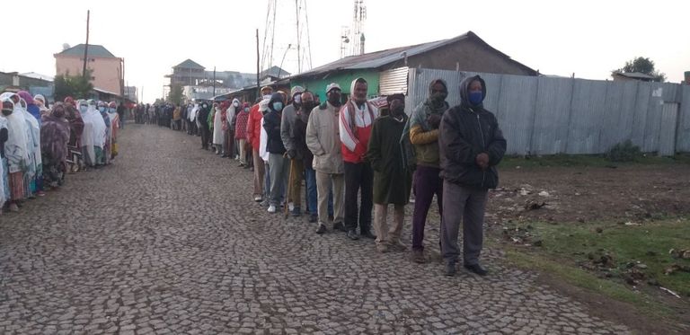 ناخبون يصطفون أمام مراكز الاقتراع في إثيوبيا