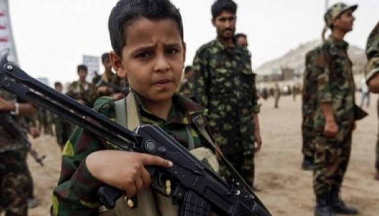 طفل يمني يحمل السلاح رغما عنه
