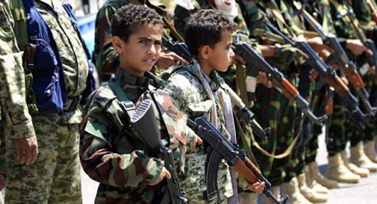 طفل يمني يحمل السلاح رغما عنه