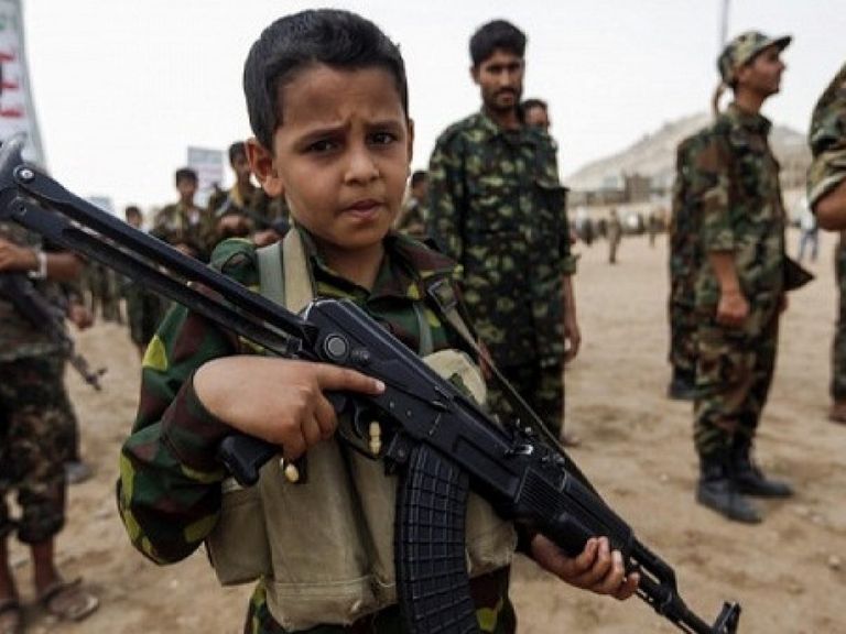 طفل يمني يحمل السلاح رغما عنه