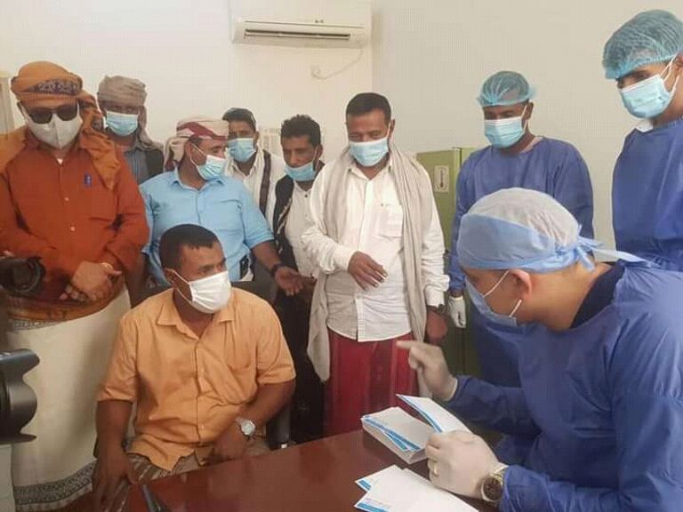 مواطن يمني يتلقى لقاح كورونا