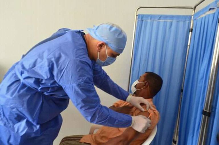 مواطن يمني يتلقى لقاح كورونا