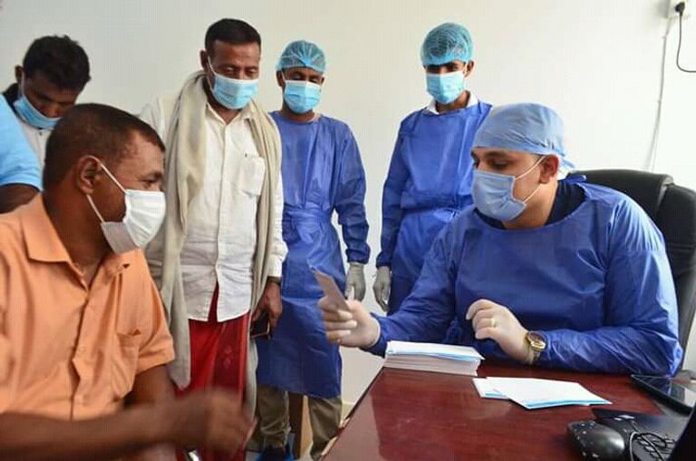 مواطن يمني يتلقى لقاح كورونا