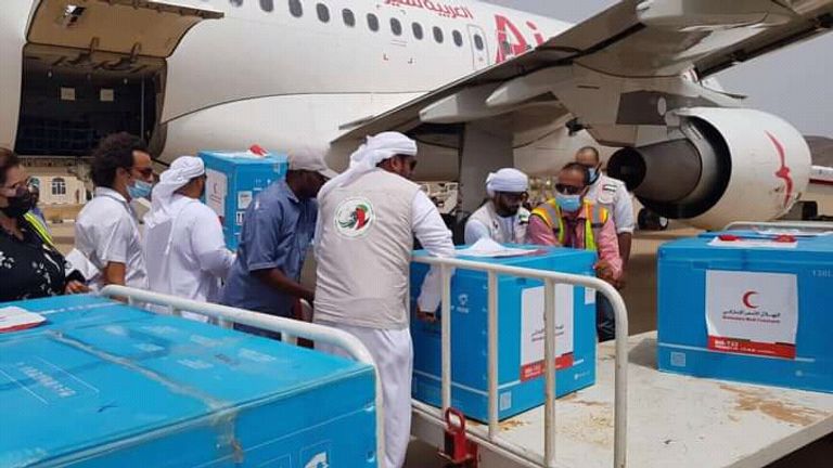 مواطن يمني يتلقى لقاح كورونا