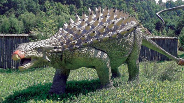 أنكيلوصور تصور فني عن الديناصورات وآثار أقدامها