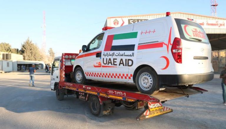 الإمارات ترسل 20 سيارة إسعاف إلى قطاع غزة